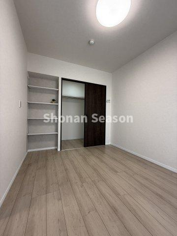 【洋室】 | オープンクローゼットを備えた洋室◎　　　　　　　　　　　　　　　
インテリアにも活用できそうですね！
