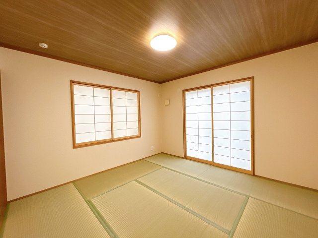 小山市犬塚7丁目の和室|独立したゆとりの8帖和室。客間としても家族のくつろぎスペースとしても活躍します。障子越しの柔らかな光が心地良いお部屋です。