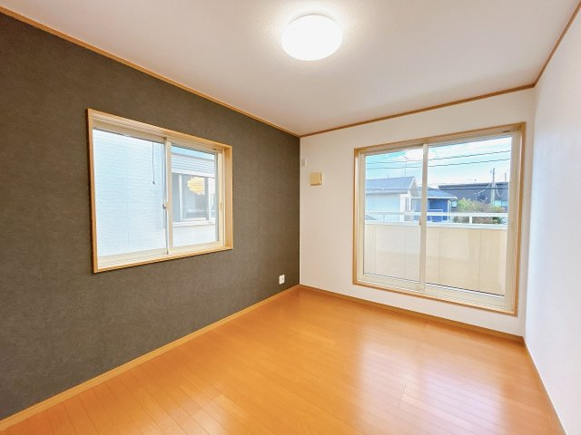 小山市犬塚7丁目の洋室|朝日がしっかり入る東側のお部屋です。アクセントクロスが上品で、寝室や子ども部屋にもちょうど良いサイズ感です。