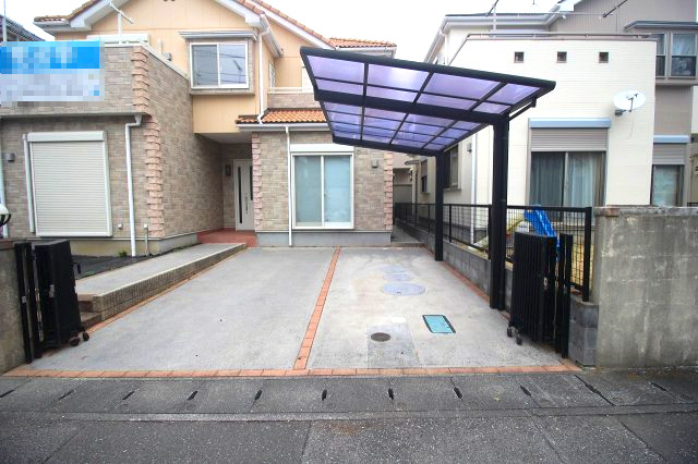 小山市犬塚7丁目の駐車場|並列で2台停められる駐車スペースです！カーポート付きなので雨の日の荷物の出し入れも安心。来客時も余裕があります。