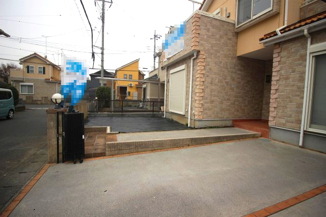 小山市犬塚7丁目の庭|リビング前にはゆったりとしたスペースがあり、自転車やバイク置き場としても使えます。家庭菜園や小さなガーデニングにもおすすめです。