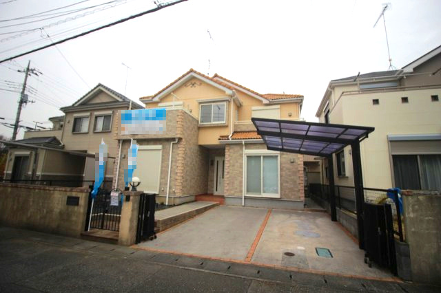 小山市犬塚7丁目の外観|落ち着いた色味の外壁が目を引く外観です。カーポート付きで雨の日も快適に駐車できます。前面道路も広く、車の出し入れがしやすいのも嬉しいポイントです。