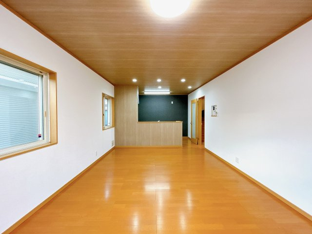 小山市犬塚7丁目の居間・リビング|木目の天井と明るい床材が心地よいLDK。開放的な広さがあり、ご家族でゆったり寛げる空間です。窓も多く、自然光がしっかり入ります。