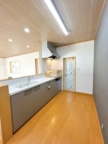 小山市犬塚7丁目のキッチン|広々とした横並びキッチンで作業がしやすい造りです。勝手口もあり、ゴミ出しや換気もしやすく家事動線がとても良いキッチンです。