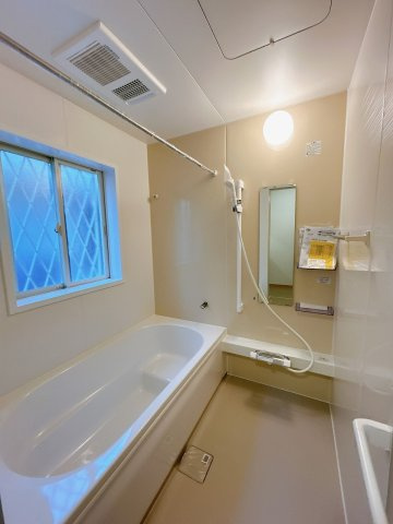 小山市犬塚7丁目の浴室|新品に交換済みの浴室は、清潔感のある明るい色合いが魅力です。換気窓付きで湿気がこもりにくく快適にご入浴いただけます。