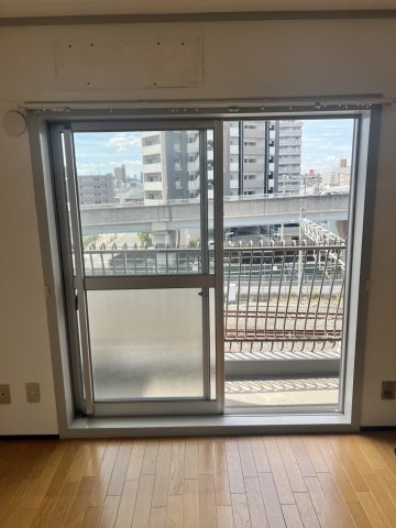 【内装】 | シャトー富士 | 防音・断熱効果UP！南面窓2ヶ所に2重サッシ施工済みです☆