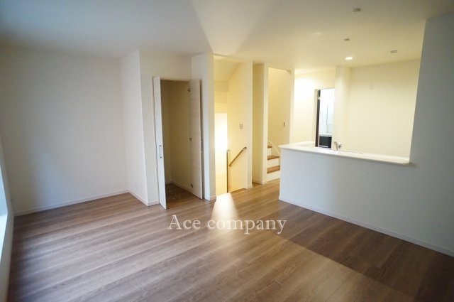 【居間・リビング】 | 平野区加美鞍作3丁目　【4号棟/全4棟】 | 【LDK：15.87帖】上下移動にはリビングを通る設計です♪