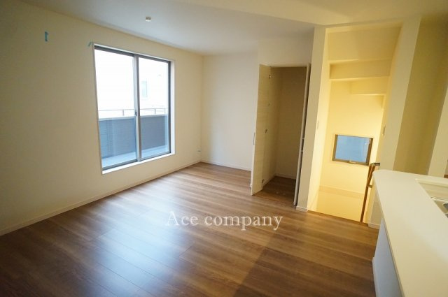 【居間・リビング】 | 平野区加美鞍作3丁目　【4号棟/全4棟】 | 【LDK：15.87帖】リビング階段横に収納あります♪