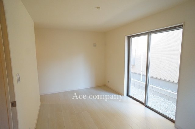 【寝室】 | 平野区加美鞍作3丁目　【3号棟/全4棟】 | 【1階：洋室7.34帖】裏庭ガーデニングスペースに出入りできます☆