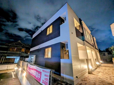 【エントランス】 | モイス・シャーム熊取 | 外観写真（夜）