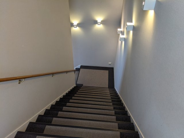 須磨浦通4丁目貸事務所の内装|１～2階階段