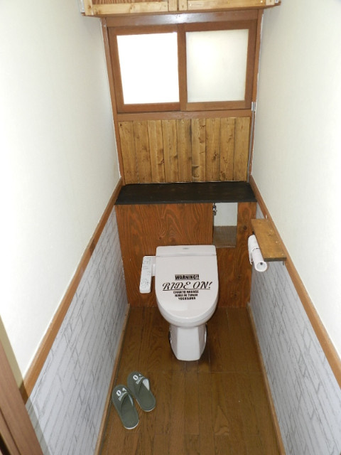 絵鞆町2丁目8-4戸建のトイレ