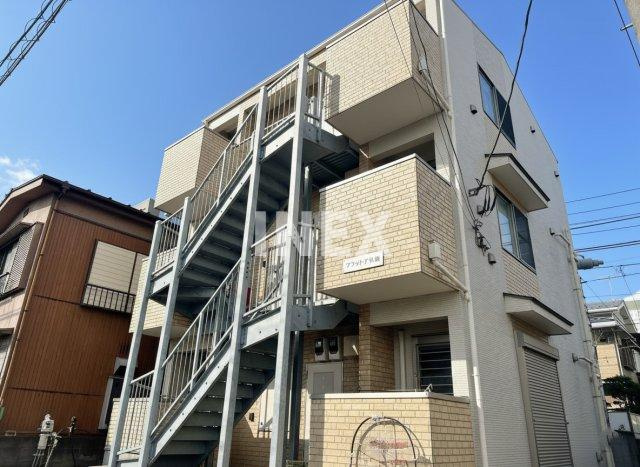 横浜市神奈川区子安通１丁目のアパートの外観