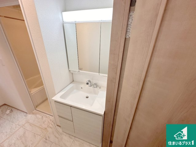 明石市沢野　新築一戸建ての独立洗面台|清潔感のある洗面台です。フラットな鏡は掃除がしやすく毎日清潔！鏡裏には収納があるのでスッキリとした洗面台が保てます。