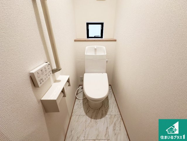 明石市沢野　新築一戸建てのトイレ|1・2階の2ヶ所にあるので、朝の忙しい時間の順番待ちもなく、深夜の利用にも大変便利です。