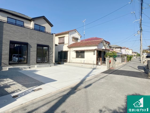 明石市沢野　新築一戸建ての前面道路含む現地写真|周辺は閑静な住宅街！前面道路広々で車の出し入れも便利です。駐車が苦手な方でも安心して車庫入れできます！