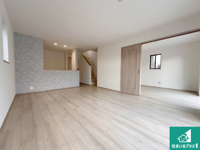 明石市沢野　新築一戸建ての居間・リビング|日当たり良好の明るいリビングで朝の目覚めもスッキリできそう！対面キッチンでご家族のコミュニケーションも自然と増える設計！小さなお子様が遊ぶスペースを作っても広々とくつろげるLDK！