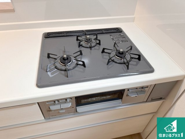 明石市沢野　新築一戸建ての設備|ダブル高火力Ｓｉセンサー付きコンロ！３口あるので、まとめて料理をする時も大活躍！