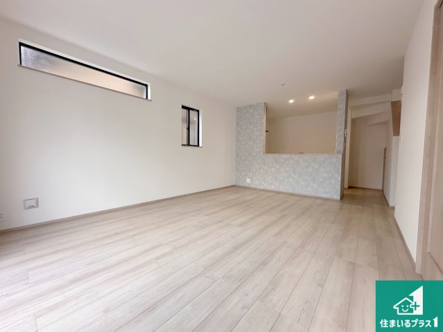 明石市沢野　新築一戸建ての居間・リビング|日当たり良好の明るいリビングで朝の目覚めもスッキリできそう！対面キッチンでご家族のコミュニケーションも自然と増える設計！小さなお子様が遊ぶスペースを作っても広々とくつろげるLDK！