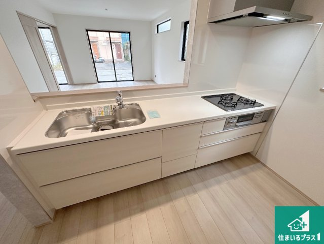 明石市沢野　新築一戸建てのキッチン|子供を見守りながらお料理が出来るため家族のコミュニケーションか増えます♪スペースが広く確保されている為お子様が大きくなったときは一緒に料理を楽しめます♪