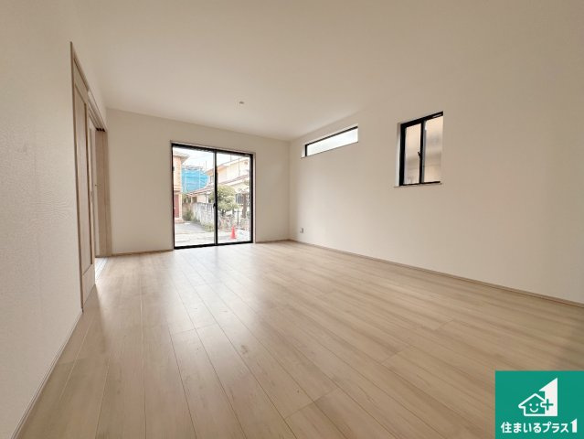 明石市沢野　新築一戸建ての居間・リビング|明るいリビングで朝の目覚めもスッキリできそう！対面キッチンでご家族のコミュニケーションも自然と増える設計！小さなお子様が遊ぶスペースを作っても広々とくつろげるLDK！