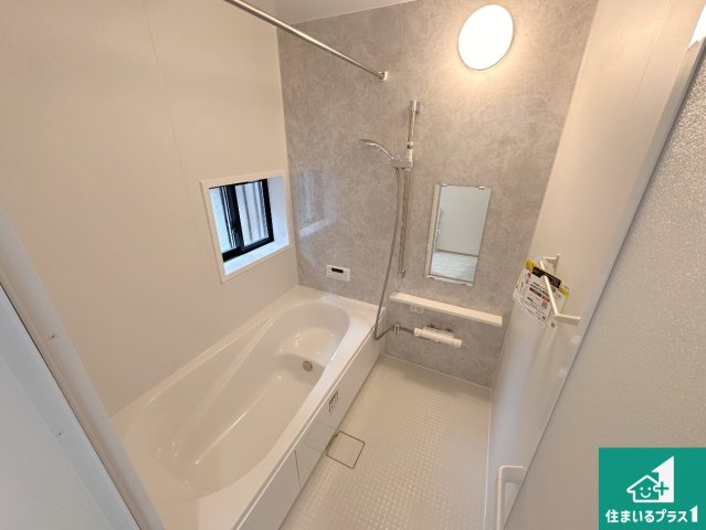 明石市沢野　新築一戸建ての浴室|足をゆったり伸ばして寛げる浴槽です。窓が設けられていますので差し込む光が明るく穏やかな雰囲気にしてくれます♪浴室乾燥機も設置しているので、雨の日の洗濯物も安心です♪