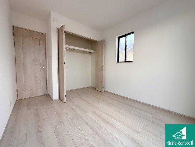 明石市沢野　新築一戸建ての洋室|寝室は心地よい眠りについてもらいたくて、シンプルかつ開放的な空間な設計にしています！大きな窓から差し込む日が心地いいです♪