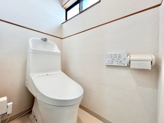 豊島区南長崎6丁目　中古戸建のトイレ|明るく清潔感が溢れるトイレ。落ち着いた空間で安らぎのひとときをお過ごし頂けます。

現地ご見学希望・資料請求などお気軽にお問い合わせ下さい！
03-5990-5201