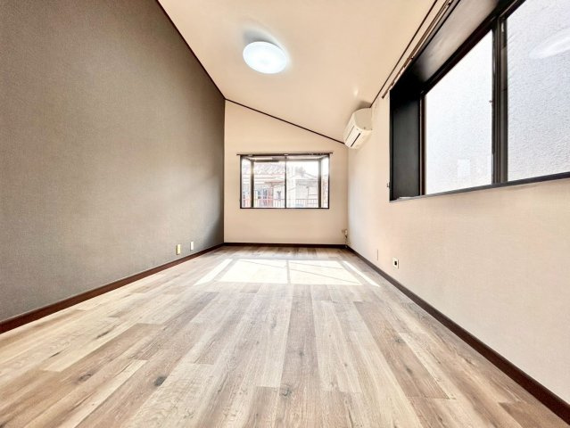 豊島区南長崎6丁目　中古戸建の洋室|明るいお部屋はそれだけで気分が晴れやかになりますね！

現地ご見学希望・資料請求などお気軽にお問い合わせ下さい！
03-5990-5201