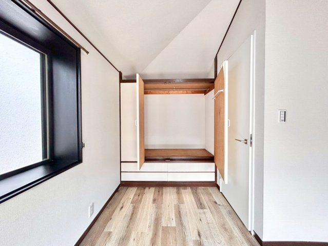 豊島区南長崎6丁目　中古戸建の収納|部屋収納もバッチリです！見せる収納も流行っていますが、やはり見せない収納も大切ですね。

現地ご見学希望・資料請求などお気軽にお問い合わせ下さい！
03-5990-5201