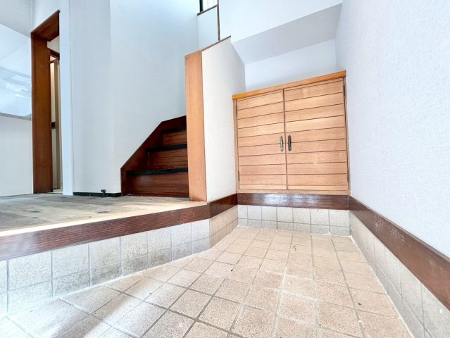 豊島区南長崎6丁目　中古戸建の玄関|玄関横にはシューズボックスがついているため、片付いた玄関がキープできます！

現地ご見学希望・資料請求などお気軽にお問い合わせ下さい！
03-5990-5201