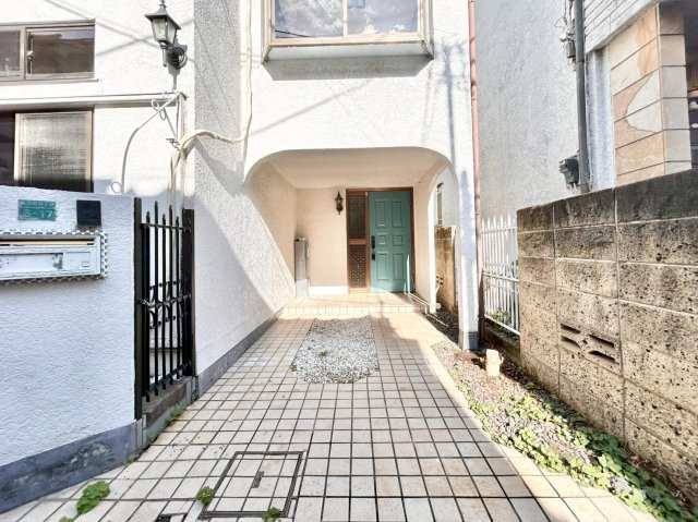 豊島区南長崎6丁目　中古戸建の外観|住む人や訪れる人を心地よく迎え入れてくれる玄関エントランス。

現地ご見学希望・資料請求などお気軽にお問い合わせ下さい！
03-5990-5201