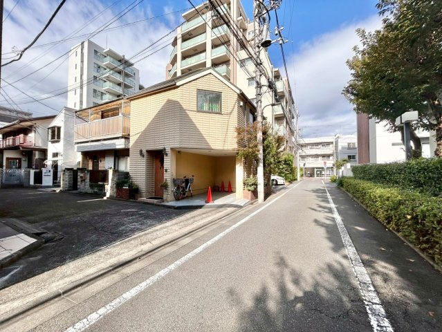 豊島区南長崎6丁目　中古戸建の前面道路含む現地写真|現地は、第一種低層住居専用地域ならではの静かで落ち着いた住環境！

現地ご見学希望・資料請求などお気軽にお問い合わせ下さい！
03-5990-5201