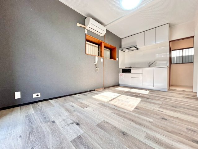 豊島区南長崎6丁目　中古戸建の居間・リビング|大きな窓からたっぷりと注ぐ陽光を浴びながら、朝食やティータイムを楽しめます。

現地ご見学希望・資料請求などお気軽にお問い合わせ下さい！
03-5990-5201