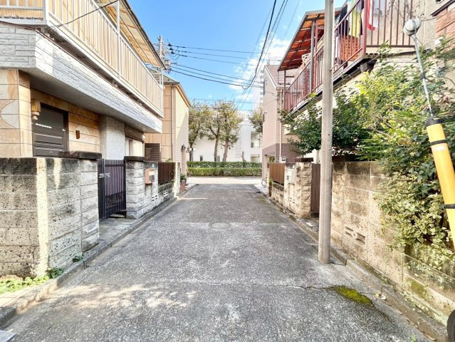 豊島区南長崎6丁目　中古戸建の前面道路含む現地写真|良好な住環境が守られてきた、第一種低層住居専用地域の住宅街です。

現地ご見学希望・資料請求などお気軽にお問い合わせ下さい！
03-5990-5201