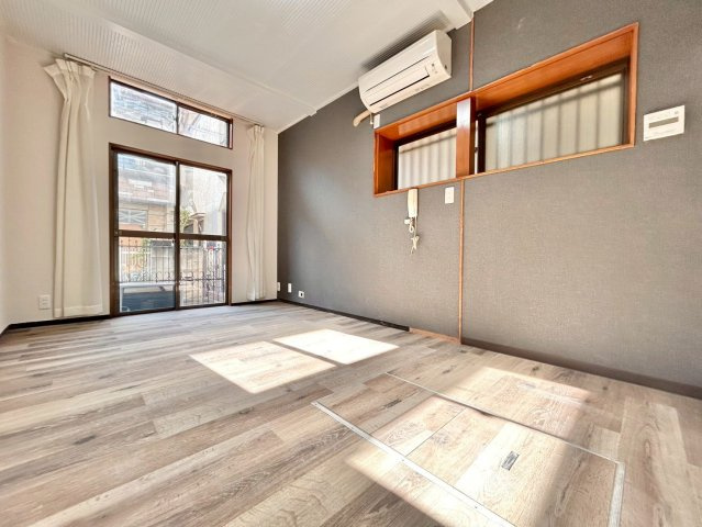 豊島区南長崎6丁目　中古戸建の居間・リビング|白と木目調を基調にした落ち着きのあるDK。お部屋のコーディネートも楽しめます！

現地ご見学希望・資料請求などお気軽にお問い合わせ下さい！
03-5990-5201