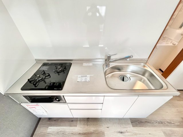 豊島区南長崎6丁目　中古戸建のキッチン|横一列にシンクとコンロをまとめたシンプルなシステムキッチン。動きやすさが魅力です！

現地ご見学希望・資料請求などお気軽にお問い合わせ下さい！
03-5990-5201