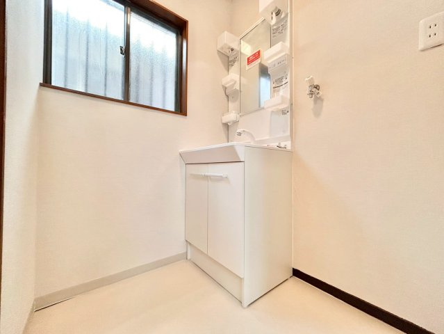 豊島区南長崎6丁目　中古戸建の独立洗面台|洗面台横の窓からは光が差し込み、明るく通気性の良い空間です！

現地ご見学希望・資料請求などお気軽にお問い合わせ下さい！
03-5990-5201