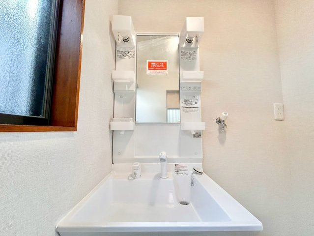 豊島区南長崎6丁目　中古戸建の独立洗面台|清潔感のあるプライベート空間は、身だしなみチェックやお肌のお手入れに最適です。

現地ご見学希望・資料請求などお気軽にお問い合わせ下さい！
03-5990-5201