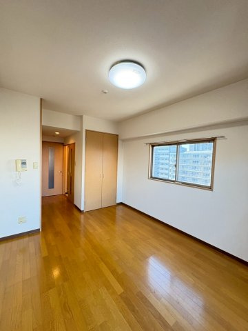 福岡市博多区築港本町の賃貸マンションの居間・リビング