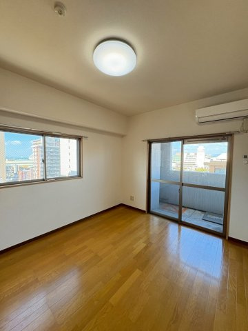 福岡市博多区築港本町の賃貸マンションの居間・リビング