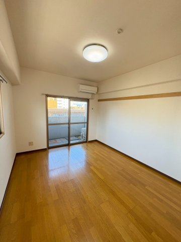 福岡市博多区築港本町の賃貸マンションの居間・リビング