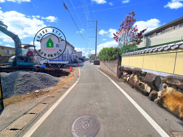 合志市須屋第9-2棟(1号棟)の前面道路含む現地写真|前面道路は閑静な住宅地をはしる車通りの少ない道路。お車の出し入れが苦手なママや小さなお子様にも安心ですね。しっかり舗装もされているので、ベビーカーや自転車で通っても快適に通行できます。