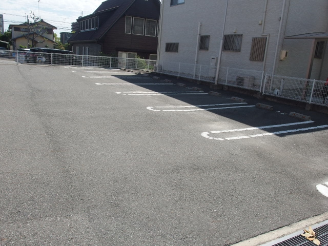ルーチェ（若松東）の駐車場