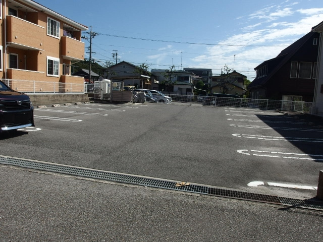 ルーチェ（若松東）の駐車場