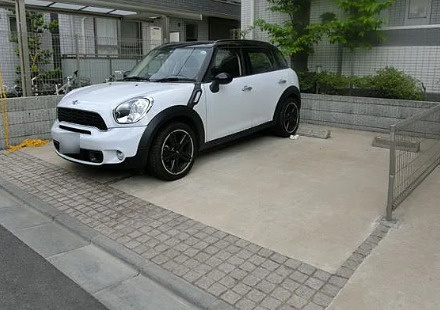 東芳ロイヤルガーデンの駐車場