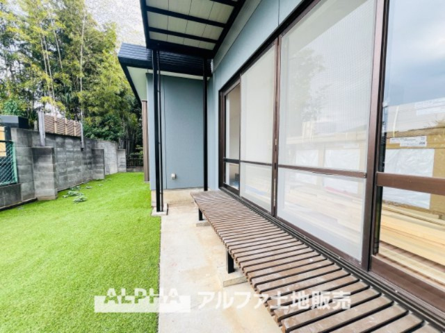 ~羽村羽西~Remodeled Homeの外観|【Private garden】
◆プライベートガーデン◆人工芝を敷き詰めた家族だけの空間。子供たちも安全に遊べ夏はプール、秋にはBBQと楽しみ方がいろいろ。そんな事を想像すると自然と笑みがこぼれる。