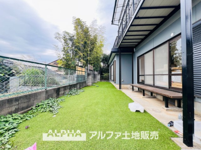 ~羽村羽西~Remodeled Homeの庭|【Garden with Artificial Grass】
◆人工芝のお庭◆いつでも美しい緑が広がる人工芝の庭。お手入れいらずで清潔感があり、家族が心地よく過ごせる憩いのプライベート空間です。
