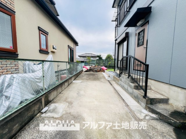 ~羽村羽西~Remodeled Homeの駐車場|【car　space】
◆駐車場◆車を2台停めても余裕のある駐車スペース。自転車やベビーカーも楽々通る広さが嬉しいですね。