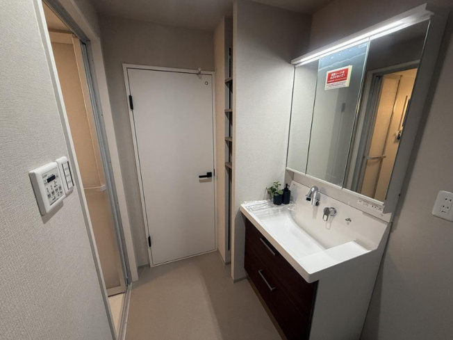 【独立洗面台】 | エスリード鴻池 | 洗面台・洗濯パン新調☆洗面台の横に収納棚あります♪